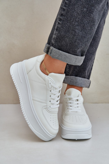 Zapatillas clásicas de cuero ecológico con una plataforma el color blanco Dorreia