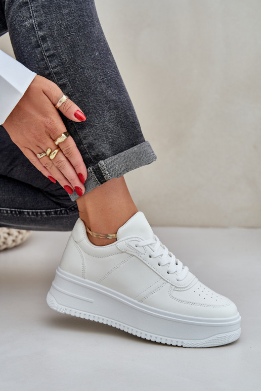 Zapatillas clásicas de cuero ecológico con una plataforma el color blanco Dorreia Zapatillas clásicas de cuero ecológico con una plataforma el color blanco Dorreia