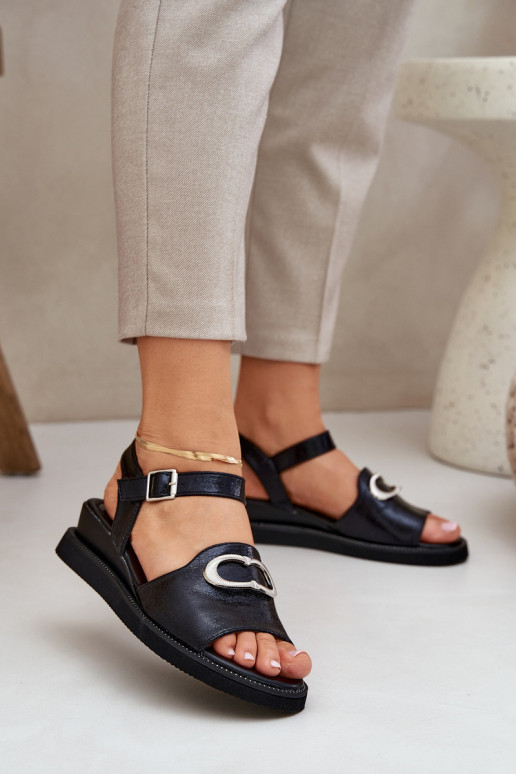 Sandalias lacadas para mujer. con una plataforma con adornos de color negro Salianes Sandalias lacadas para mujer. con una plataforma con adornos de color negro Salianes