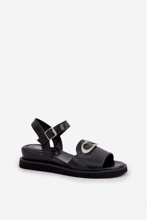 Sandalias lacadas para mujer. con una plataforma con adornos de color negro Salianes Sandalias lacadas para mujer. con una plataforma con adornos de color negro Salianes