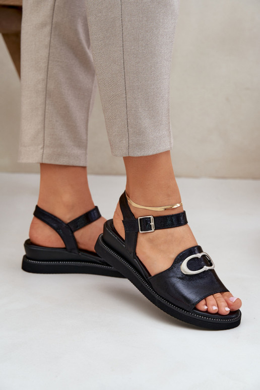 Sandalias lacadas para mujer. con una plataforma con adornos de color negro Salianes Sandalias lacadas para mujer. con una plataforma con adornos de color negro Salianes