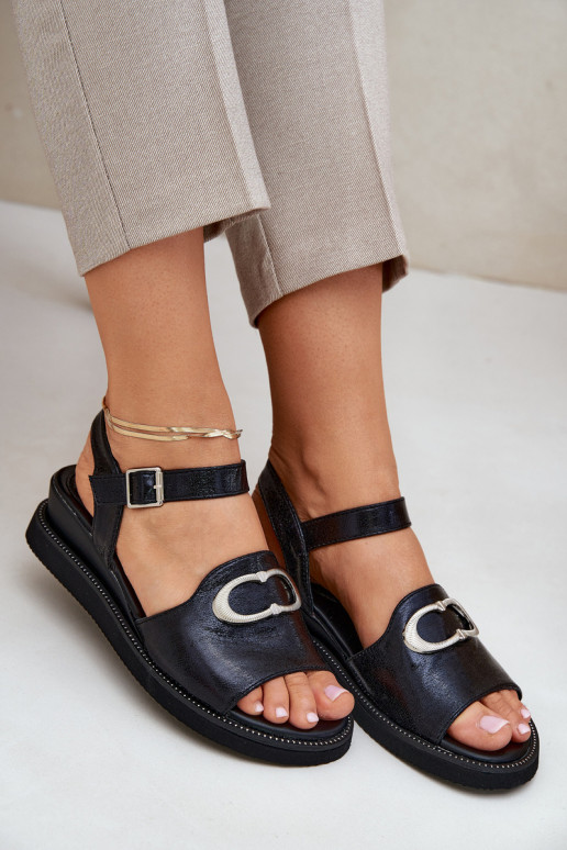 Sandalias lacadas para mujer. con una plataforma con adornos de color negro Salianes Sandalias lacadas para mujer. con una plataforma con adornos de color negro Salianes