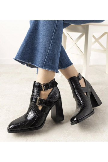 Botines negros de tacón...