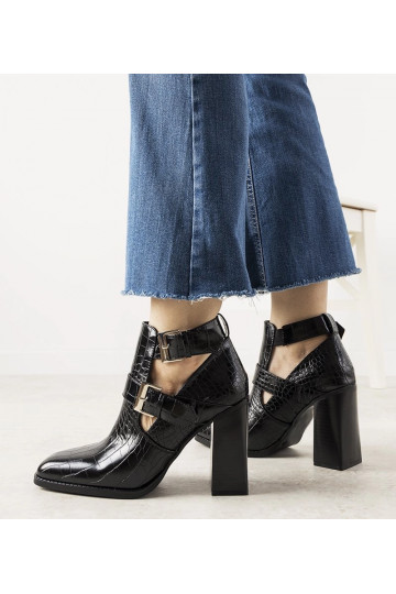 Botines negros de tacón... 2