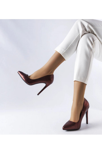 Tacones rojos brillantes... 2