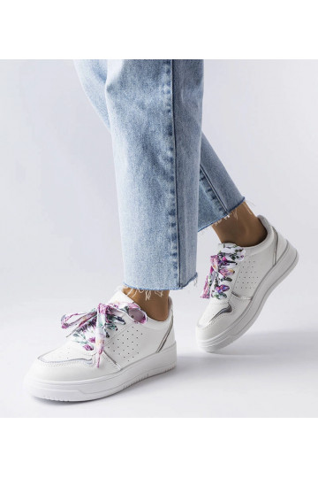 Zapatillas blancas con lazo...