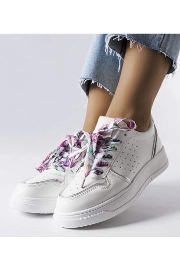 Zapatillas blancas con lazo... 2