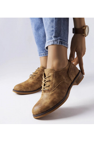 Zapatos marrones perforados...