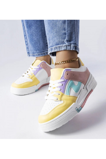 Zapatos rosas y amarillos...