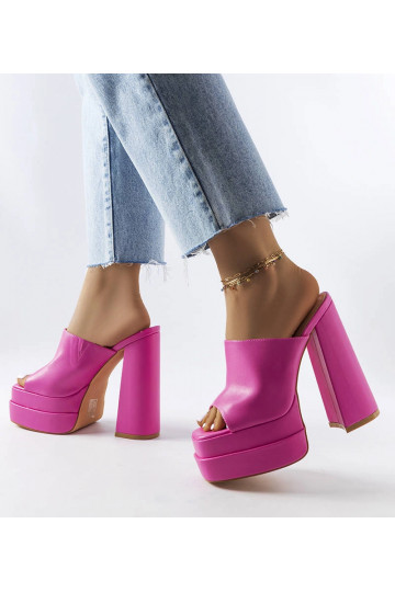 Chanclas rosas de tacón...