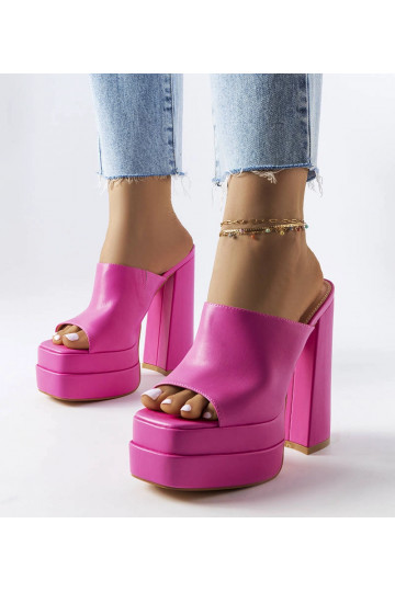 Chanclas rosas de tacón... 2