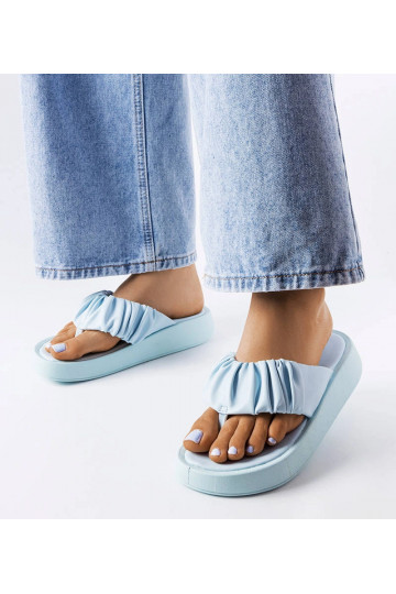 Chanclas azules fruncidas...