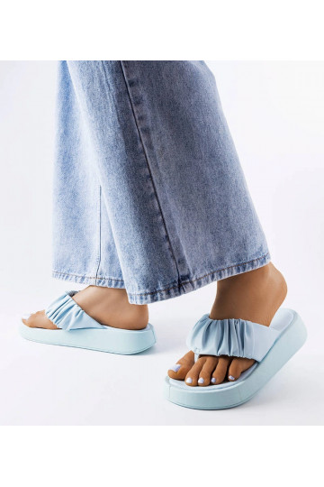 Chanclas azules fruncidas... 2