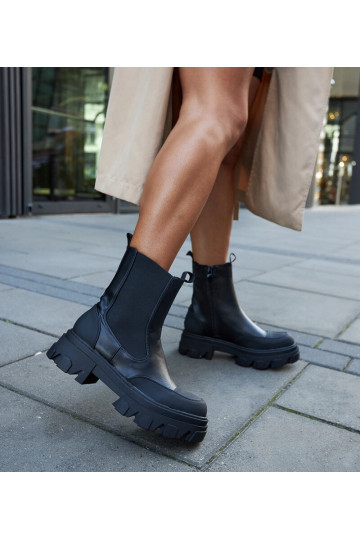 Botines negros con suela...