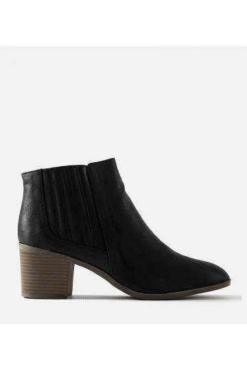 Botines negros sin cordones...