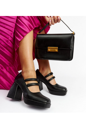 Los zapatos negros de tacón...