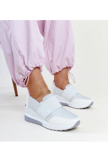 Zapatillas de cuña blancas...