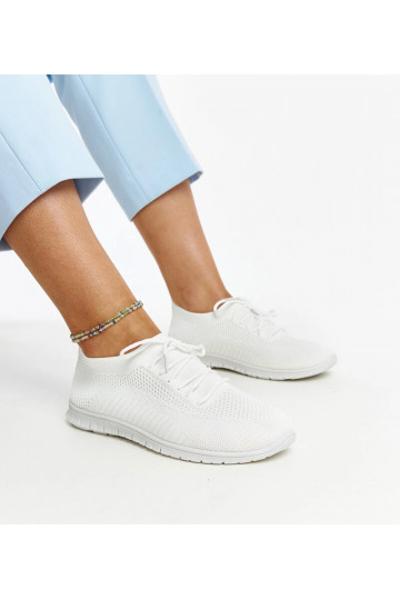Zapatillas de tela blanca...