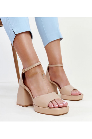 Sandalias de tacón alto...