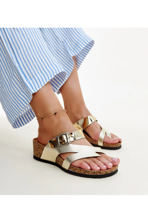 Sandalias de cuña metalizadas doradas...
