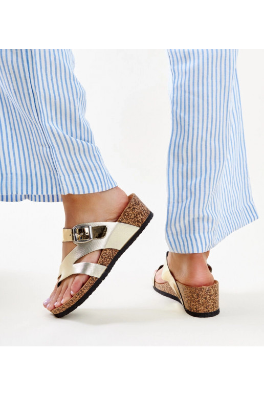 Sandalias de cuña metalizadas doradas...