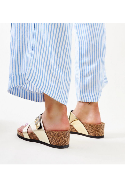 Sandalias de cuña metalizadas doradas...