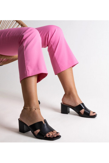 Chanclas negras con tacón... 2