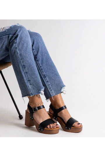 Sandalias negras con tacón...