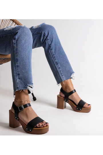 Sandalias negras con tacón... 2