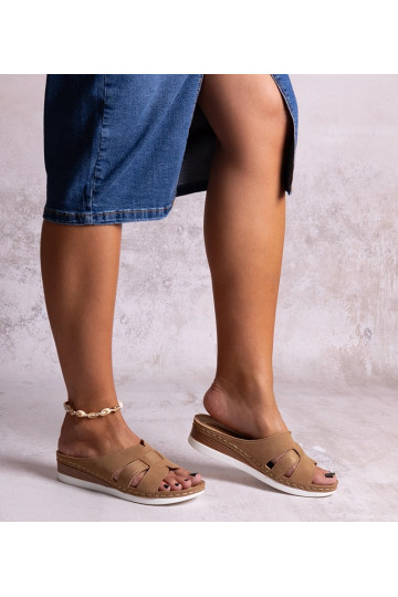 Chanclas ligeras de tacón...