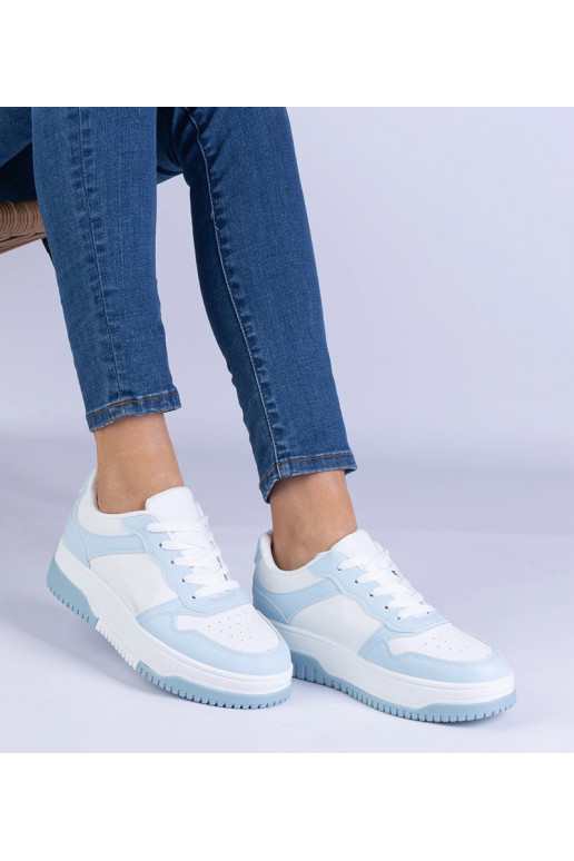 Zapatillas azules con suela gruesa...