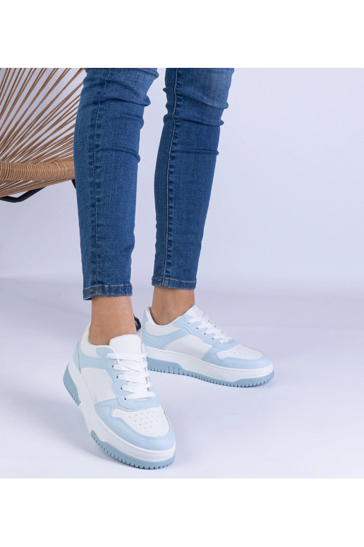 Zapatillas azules con suela gruesa...