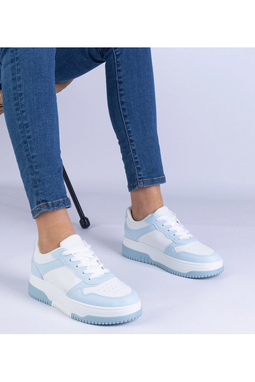 Zapatillas azules con suela gruesa...