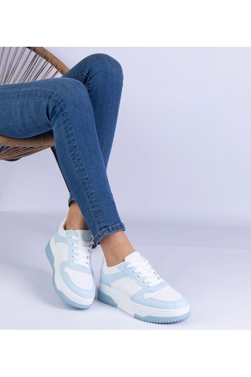 Zapatillas azules con suela gruesa...