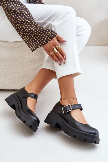 Botas con hebillas negras...