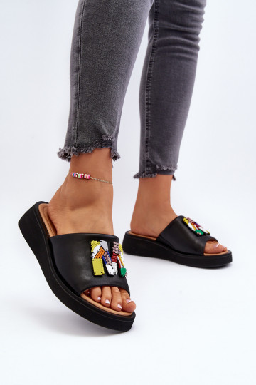 Chancletas de cuero con adornos en color negro Asames