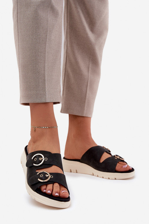 zapatillas de mujer en una cuña con hebillas de color negro Hellexia  zapatillas de mujer en una cuña con hebillas de color negro Hellexia