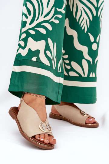 Sandalias planas de estilo elegante con adornos color arena Iseliria