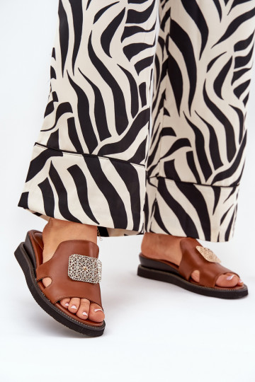 Chanclas de mujer con cuña de eco piel y adornos color marrón Sarela 2