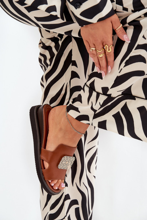 zapatillas de mujer en una cuña Eko Piel con adornos color marrón Sarela