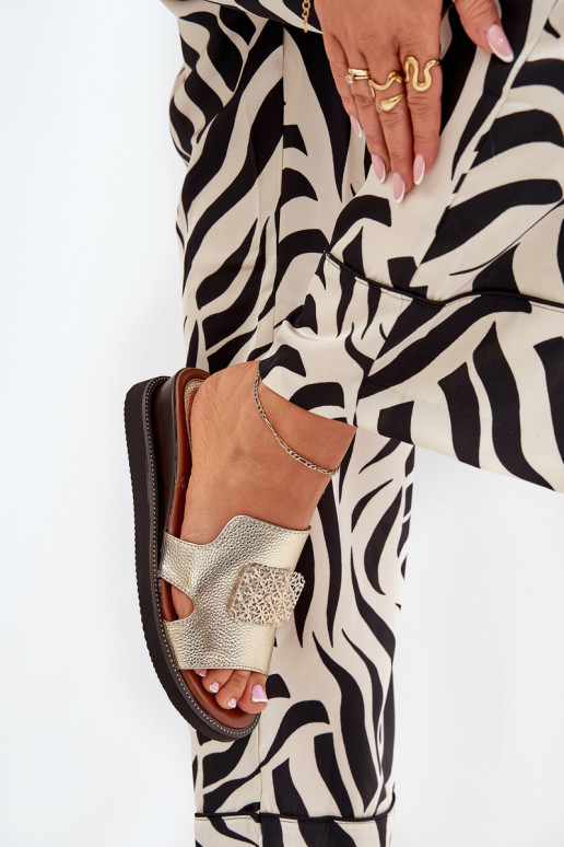 zapatillas de mujer en una cuña Eko Piel con adornos color dorado Sarela