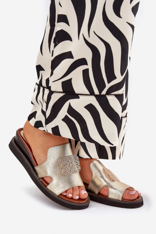 zapatillas de mujer en una cuña Eko Piel con adornos color dorado Sarela