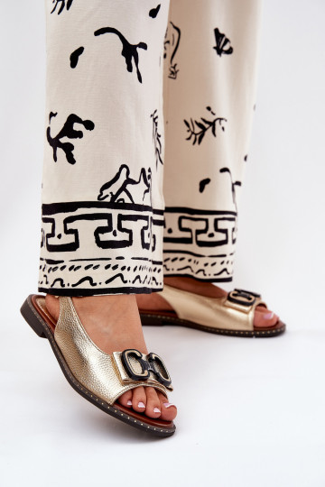 Sandalias planas con adornos de eco piel color dorado Lilria