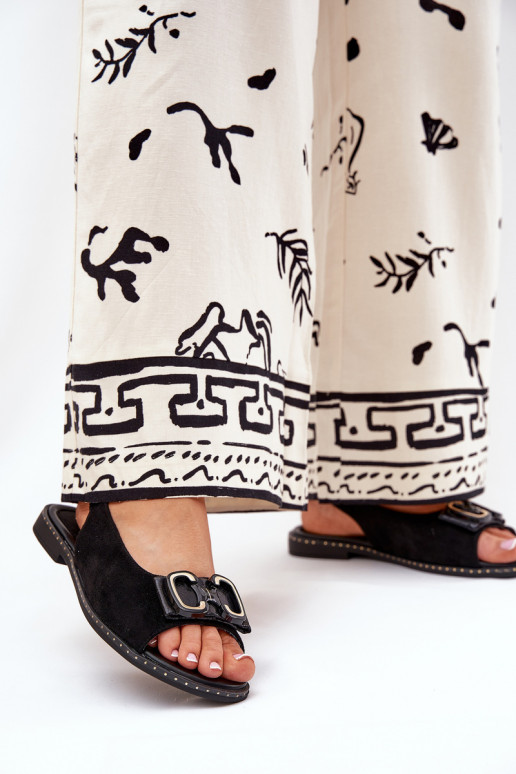 Sandalias planas con adornos de gamuza ecológicaoAe de color negro Lilria