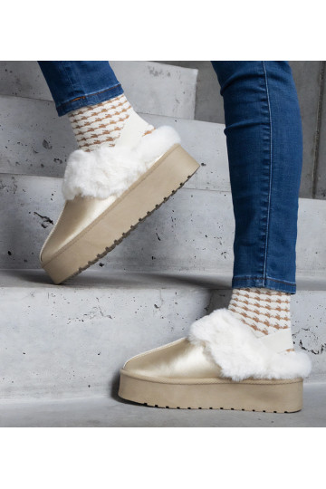 Chancletas doradas en plataforma decoradas con peluche y goma en el talón Asza