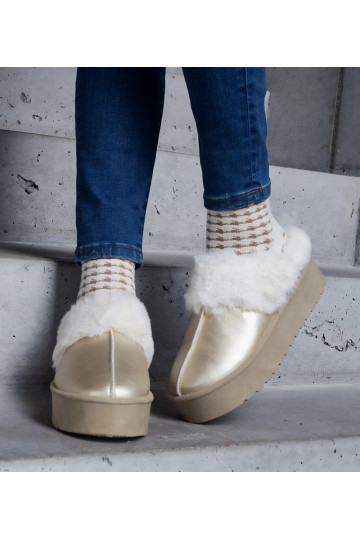 Chancletas doradas en plataforma decoradas con peluche y goma en el talón Asza 2