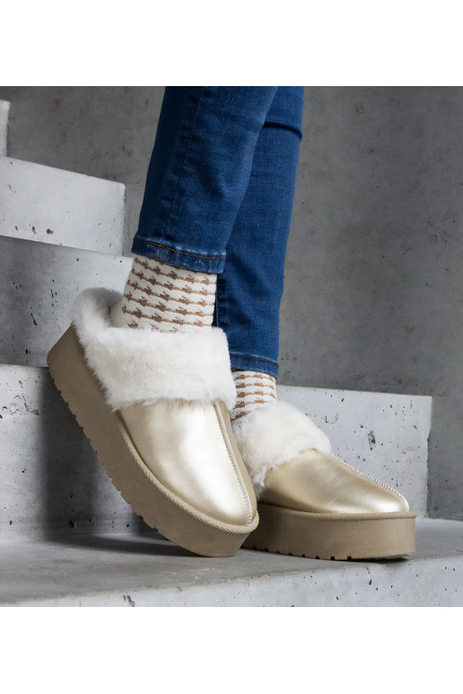 Chancletas doradas en plataforma...