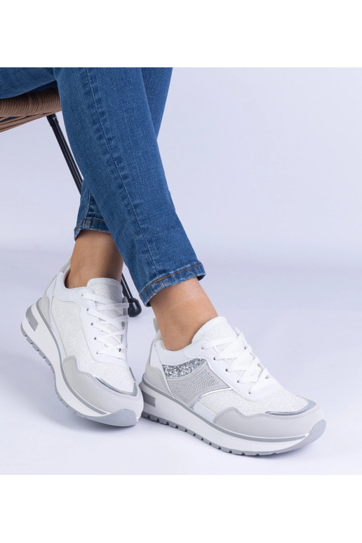 Zapatillas blancas decoradas con...