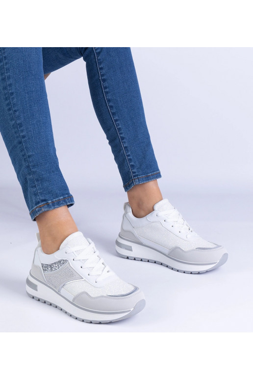Zapatillas blancas decoradas con...