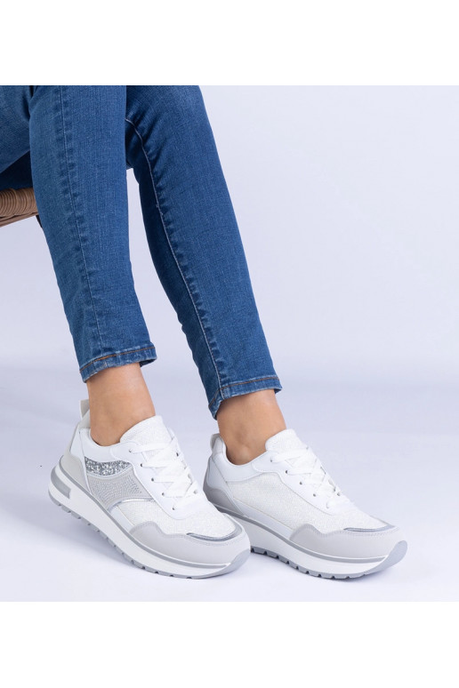 Zapatillas blancas decoradas con...
